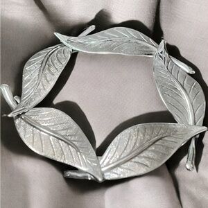 GORGEOUS Vintage Silvertone Wreath of Leaves Leaf Brooch Pin dated 1960s.